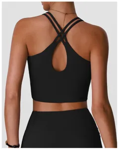 Détail du dos de la brassière de sport noire avec bretelles croisées et découpe élégante.
