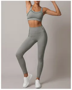 Details des grauen Yoga-Sportbekleidungssets mit stützendem Sport-BH und hoher Leggings.