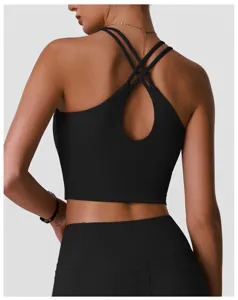 Détail de vue arrière de la brassière de sport noire avec élégantes bretelles croisées.