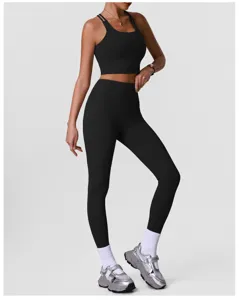 Vue détaillée d'un ensemble de soutien-gorge de sport et leggings noirs pour le fitness idéal.