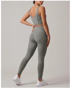 Detailansicht des nahtlosen Yoga-Sets mit hoher Taille, Rückendesign und atmungsaktivem Stoff.