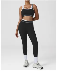 Gedetailleerd overzicht van de zwart-witte fitness-yogaset met crop-top en leggings.