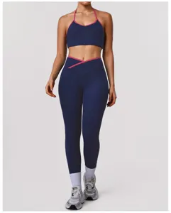 Vue rapprochée du legging de yoga taille croisée et du soutien-gorge de sport bleu marin.