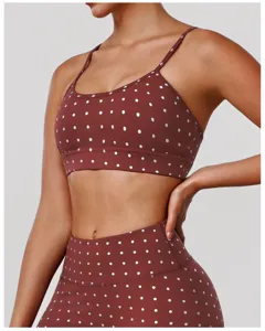 Détail de soutien-gorge de sport à pois marron, bretelles fines, fitness yoga élastique.