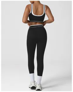 Gedetailleerde achterkant van zwarte sport-bh en hoge taille yoga leggings set.