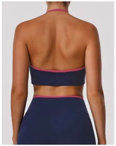 Vue arrière détaillée du soutien-gorge de yoga bleu foncé et des leggings de fitness.