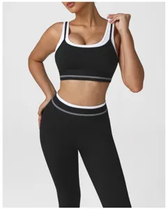 Details van de zwart-witte contrast sportkleding set, met de geribbelde fitness top.