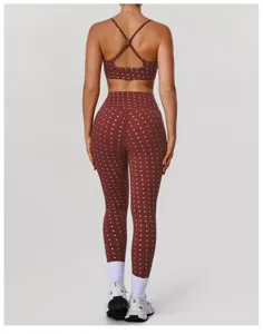 Détail du dos de l'ensemble de sport à pois marron, soutien-gorge et leggings taille haute.