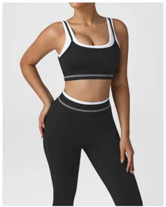 Zwart wit gekleurde yogaset met sportbeha en hoge taille legging voor dames training.