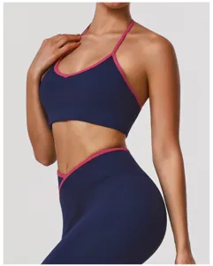 Gros plan d'un soutien-gorge de sport bleu nuit avec bordure rose, coupe ajustée et matière stretch.