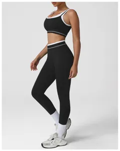 Gedetailleerd overzicht van de dames contrast sportbeha en hoge taille yoga leggings set.