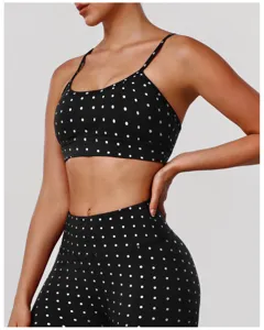 Gros plan sur les détails de l'ensemble soutien-gorge de sport et leggings à pois.