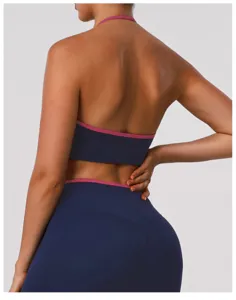 Vue dos d'un ensemble soutien-gorge de yoga dos nu et leggings pour femme avec bordure contrastée.