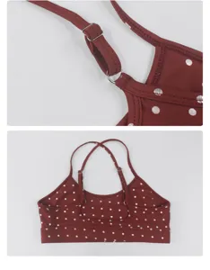 Vue détaillée du soutien-gorge de sport bordeaux à pois avec bretelles fines ajustables.