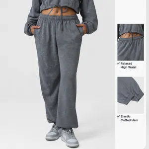 Grey casual sportswear set, cropped long sleeve top and high waist loose sweatpants.