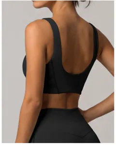 Détail de soutien-gorge de sport noir dos nu, tissu élastique respirant fitness et yoga.
