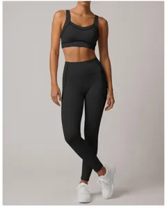 Ensemble soutien-gorge de sport noir et legging de yoga taille haute pour entraînement fitness femme.