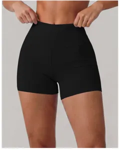 Detail van zwarte hoge taille yoga korte broek, elastische stof voor fitness en sport.