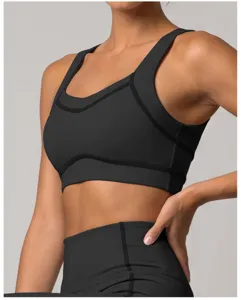 Détail soutien-gorge de sport noir, gilet de fitness yoga haute élasticité avec bretelles larges.
