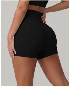 Gedetailleerd overzicht van high-waist push-up yogashort, elastische sportkleding.