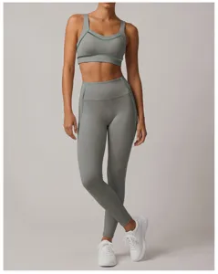 Ensemble de fitness actif brassière de sport et leggings de yoga taille haute vert olive.