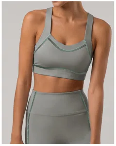 Ensemble soutien-gorge de sport et leggings olive avec de jolies finitions en velours.