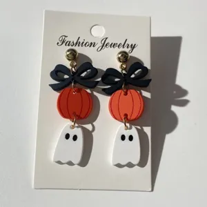 Detalle macro de colgantes triples de Halloween con fantasma y calabaza en cartulina