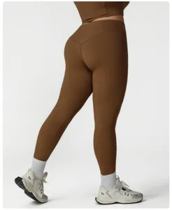 Detaillierte Rückansicht brauner Leggings mit hoher Taille und passendem Fitness Top.