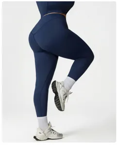 Nahaufnahme von dunkelblauen High-Waist-Yoga-Leggings mit Po-Formung und enger Passform.