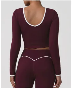 Dettaglio della vista posteriore del crop top bordeaux a maniche lunghe e leggings.