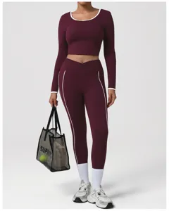 Completo sportivo bordeaux con crop top a maniche lunghe e leggings con borsa trasparente
