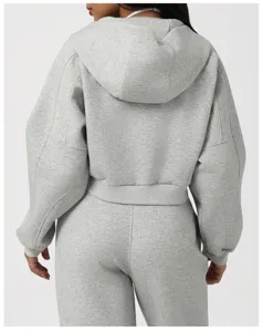Grauer kurzes Kapuzenpullover Sportbekleidung Detailansicht für Fitness und Laufen.