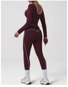 Set top corto a maniche lunghe e leggings da yoga bordeaux con bordi bianchi.