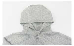 Grauer Kapuzenpullover Detailansicht, bequeme Sportbekleidung, ideal für Fitness und Alltag.