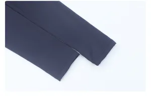 Nahaufnahme Detail des dunkelblauen Yoga Sportbekleidung Ärmels, weicher elastischer Stoff.