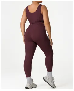 Plus size sports bra and high waist yoga leggings set, high elasticity training activewear detail.