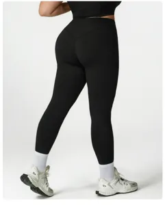 Nahaufnahme von schwarzen Yoga-Leggings mit hohem Bund und elastischer Passform.