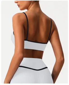Vue détaillée du dos d'un soutien-gorge de sport blanc avec bordure noire élégante.