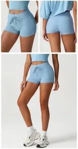 Gros plan détaillé de shorts de yoga bleu clair à taille haute et haut assorti.