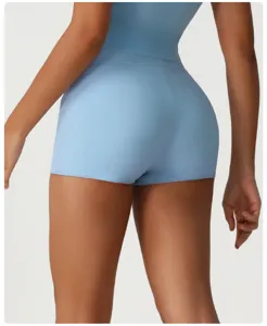 Vue arrière détaillée du short de yoga moulant bleu clair taille haute pour le fitness.