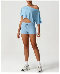 Top de sport asymétrique bleu clair et superbe ensemble de short à cordon taille haute.