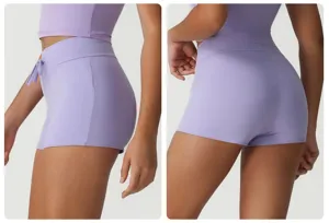 Vue détaillée de short de yoga taille haute à cordon pour femme, vêtement de sport moulant.
