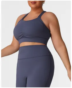 Ensemble soutien-gorge de sport et leggings taille haute gris foncé pour entraînement intense.
