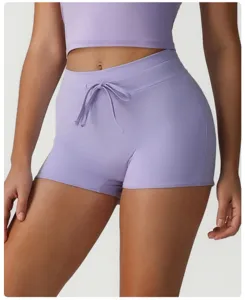 Short de yoga à cordon taille haute en détail, vêtement de sport fitness élastique pour sport.