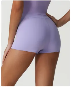 Détail arrière du short de yoga violet à taille haute, montrant la coupe moulante.