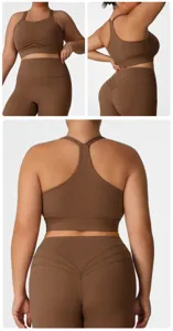 Détail du soutien-gorge de sport marron grande taille et legging à bretelles croisées taille haute.