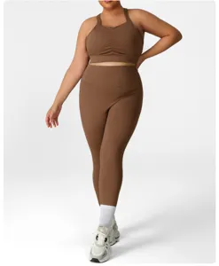 Vue détaillée d'un ensemble de sport marron grandes tailles avec soutien-gorge et leggings.