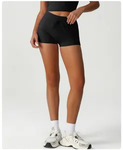Gros plan détail short de sport noir taille haute avec cordon de serrage, tissu extensible.