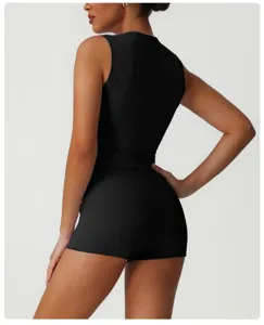 Vue détaillée du haut de sport sans manches noir et du short de yoga pour femmes.