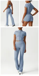 Set top corto sportivo blu e pantaloni da yoga a zampa per fitness allenamento da donna.